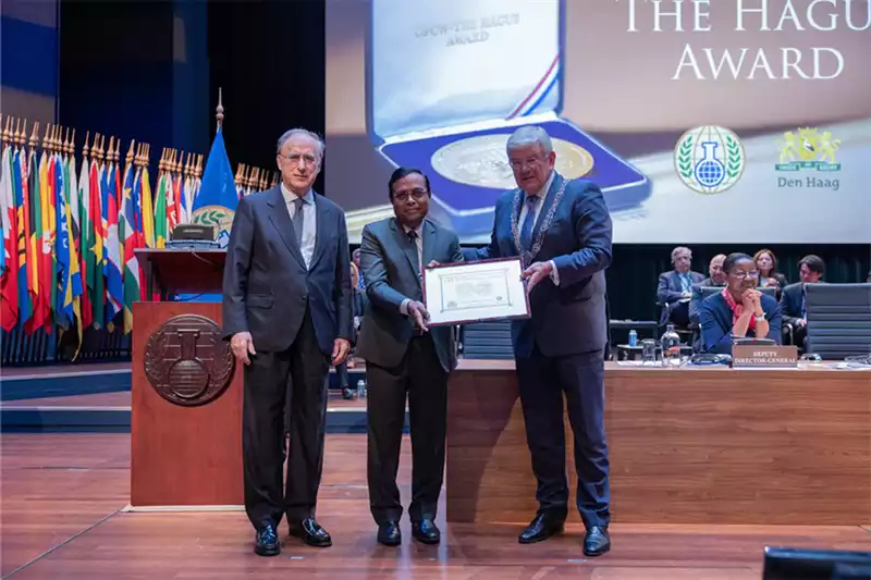 Image caption: Mr. D Sothi Selvam, Director General, ICC receives the 2024 OPCW-The Hague Award from Mr Jan van Zanen, the Mayor of The Hague.